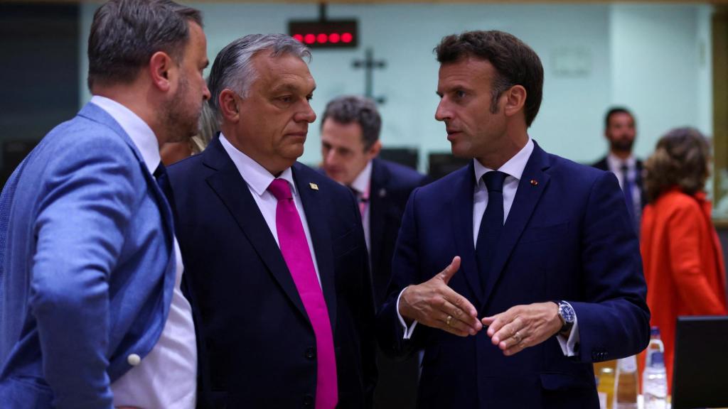 El primer ministro húngaro, Viktor Orban, y el presidente francés, Emmanuel Macron, este lunes en la cumbre de la UE.