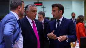 El primer ministro húngaro, Viktor Orban, y el presidente francés, Emmanuel Macron, este lunes en la cumbre de la UE.