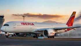 Avión A350 de Iberia en la pista de aterrizaje.