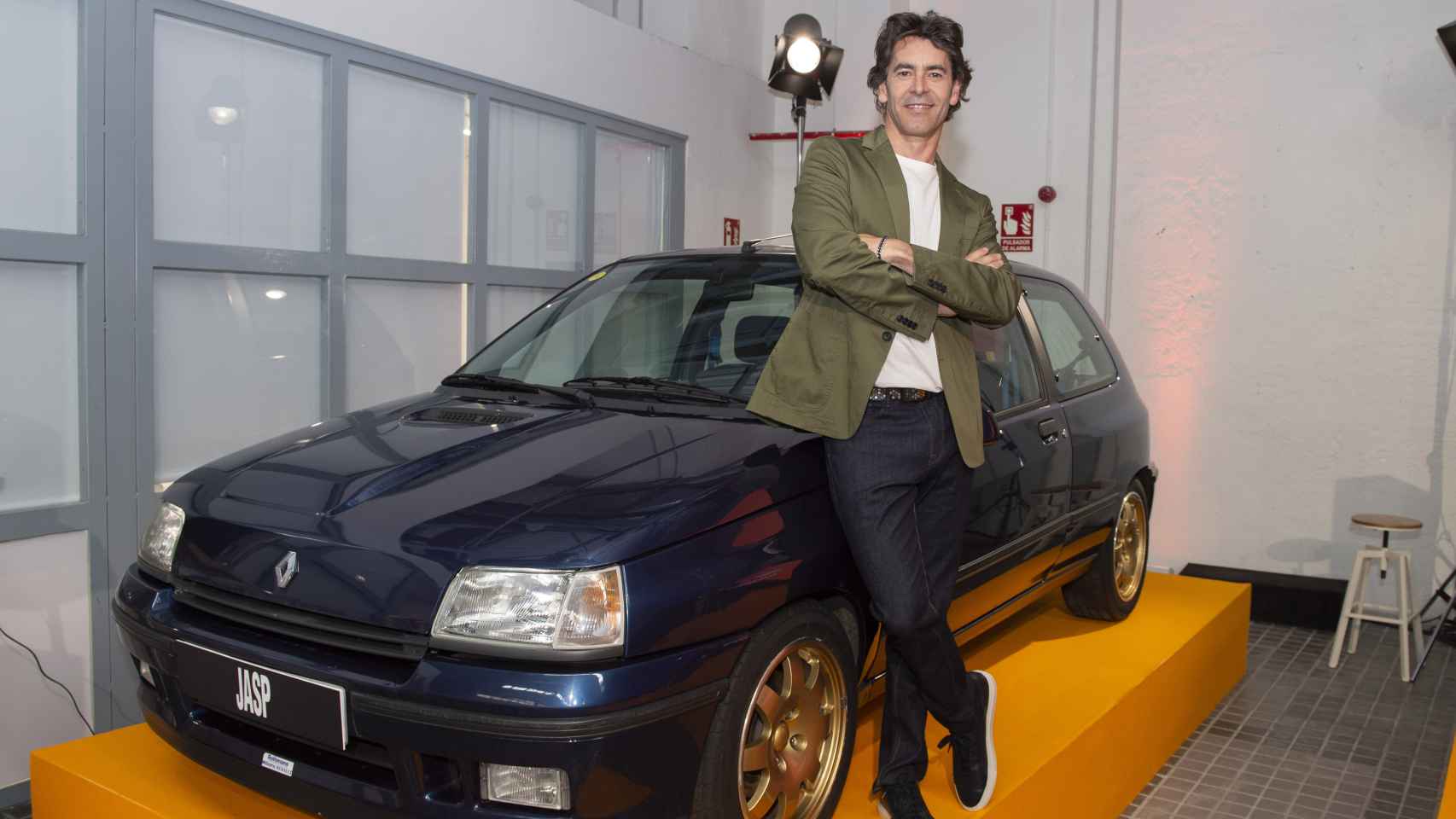 Eduardo Noriega con el Renault Clio de la década de los 90 protagonista del anuncio JASP.