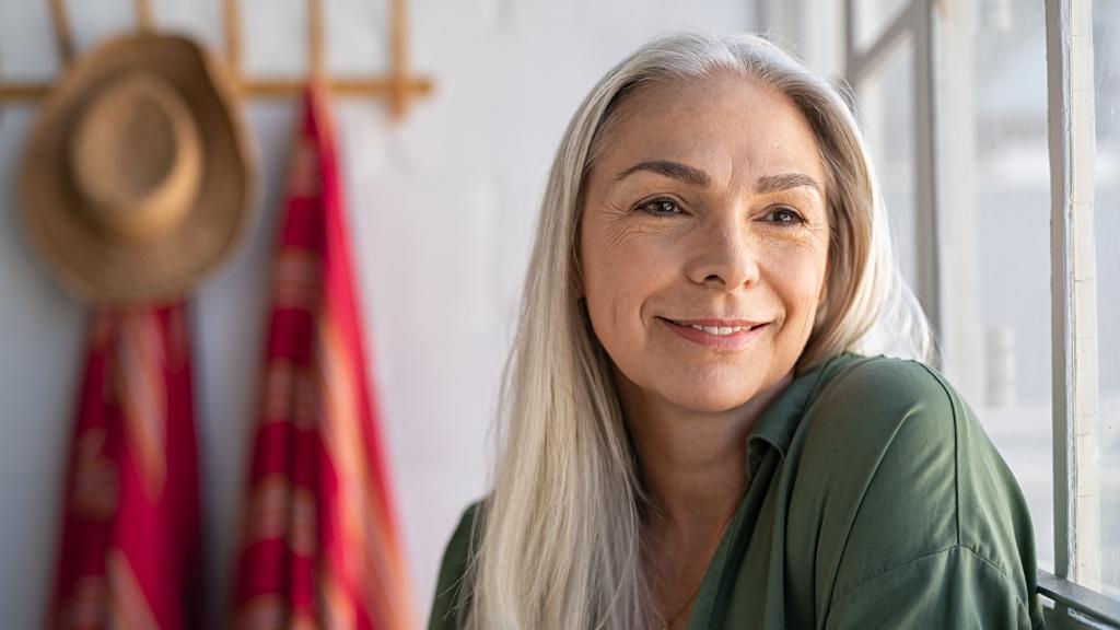 Una mujer luce orgullosa una melena con todas sus canas.