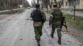 Milicianos de la autoproclamada República Popular de Donetsk en la ciudad de Mariúpol.