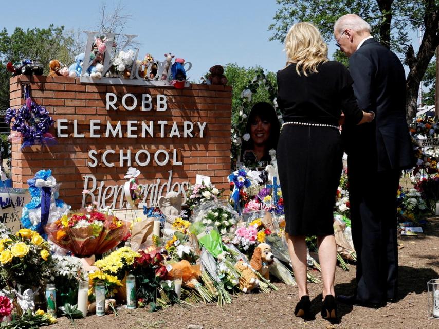 Joe y Jill Biden, este domingo a las puertas del centro de primaria Robb en Uvalde, Texas.