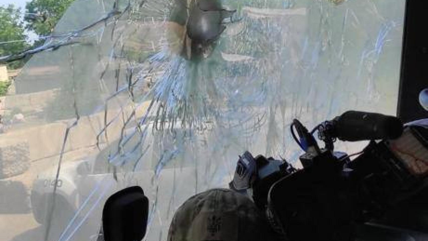 Imagen del vehículo donde estaba el periodista tras el ataque.