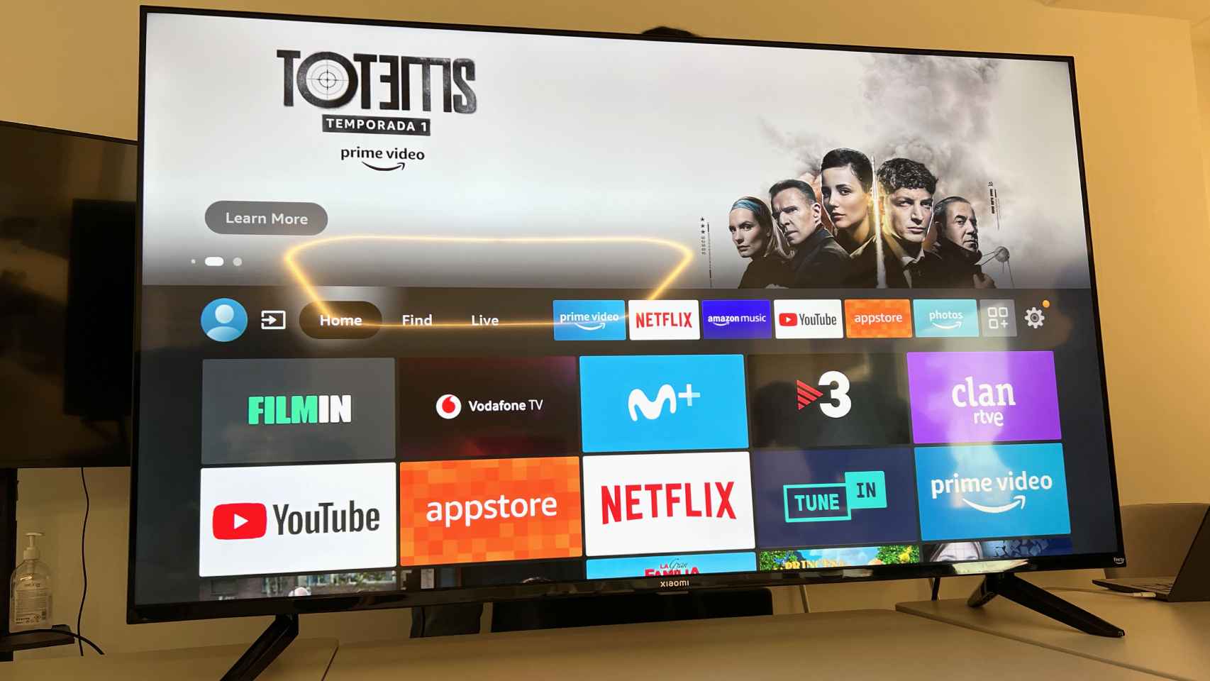 Aplicaciones de streaming en la pantalla de un televisor.