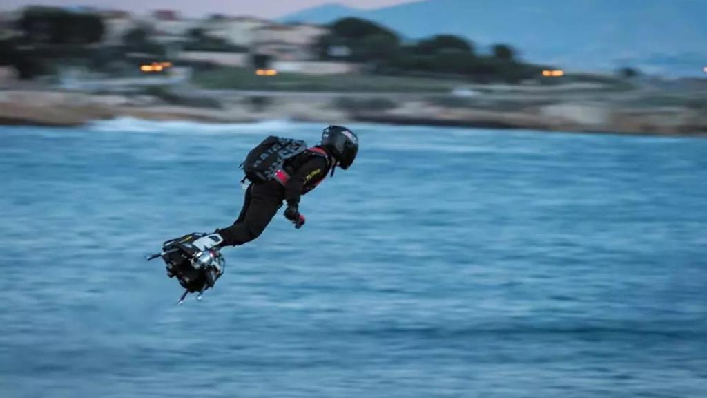 Franky Zapata volando en un Flyboard Air en 2016.