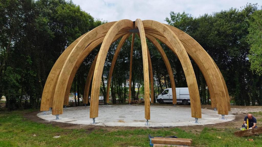 La cúpula de madera instalada en el parque de Arteixo.
