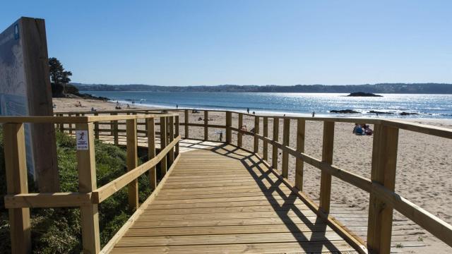 La renovada pasarela de la playa de Perbes, en Miño.