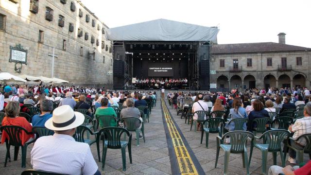 Actuación de los coros históricos de Galicia en la plaza de la Quintana de Santiago por las Fiestas de la Ascensión.