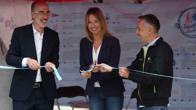 El responsable del Puerto, Jesús Vázquez Almuiña; la delegada territorial de la Xunta en Vigo, Marta Fernández-Tapias; y el presidente de Ariven, Miguel Pereira, en la inauguración del evento.