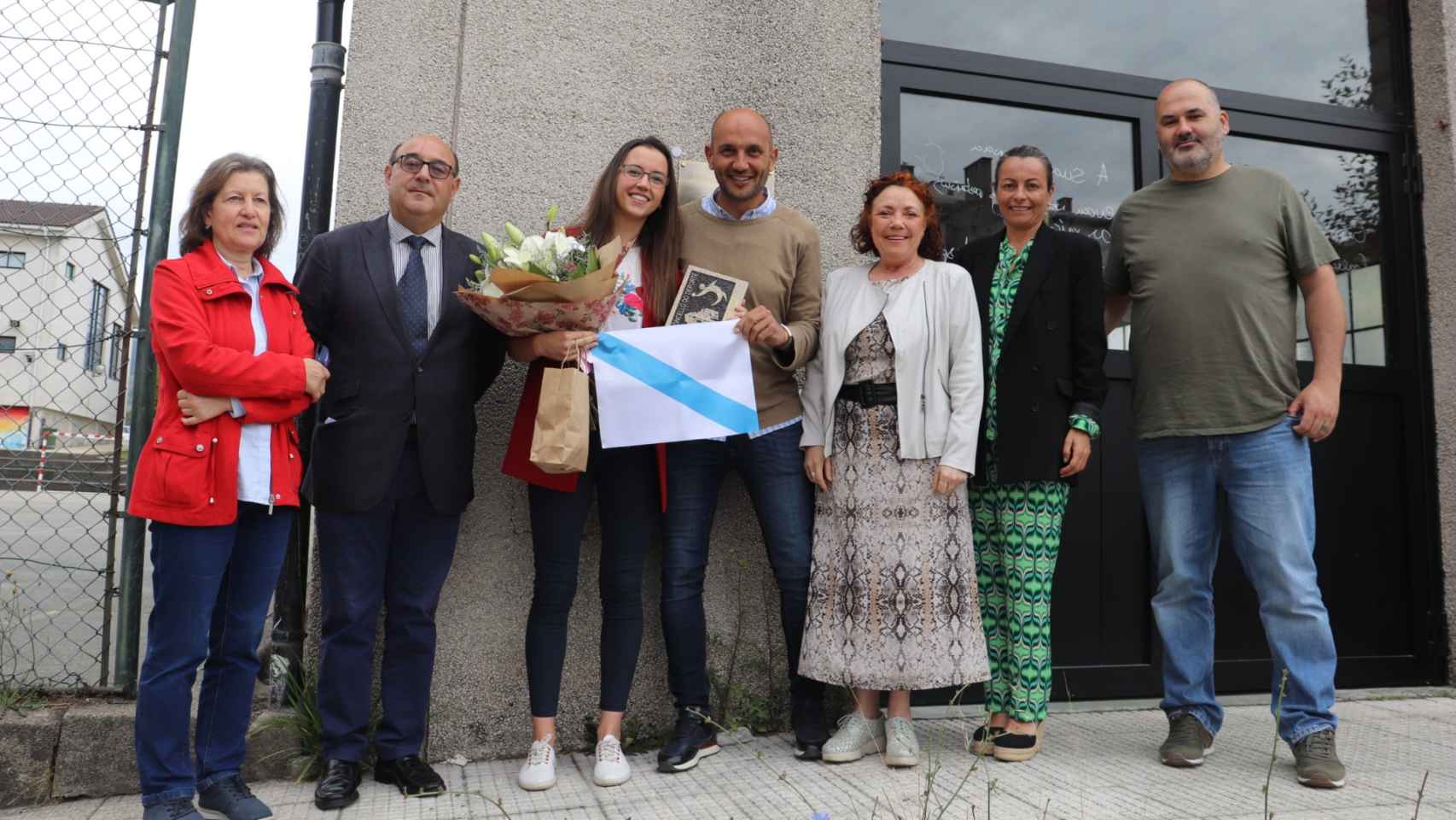 Acto de descubrimiento de la placa por parte de  Tania Rodríguez en el pabellón deportivo del IES Ribeira do Louro.