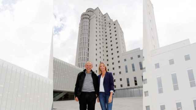 El arquitecto Alfonso Penela, y la delegada de la Xunta en Vigo, Marta Fernández-Tapias, frente a la nueva Ciudad de la Justicia de Vigo.