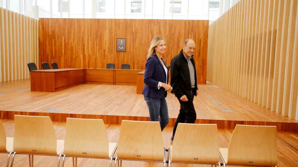 La delegada de la Xunta en Vigo, Marta Fernández-Tapias, y el arquitecto Alfonso Penela durante la visita a la Cuidad de la Justicia.