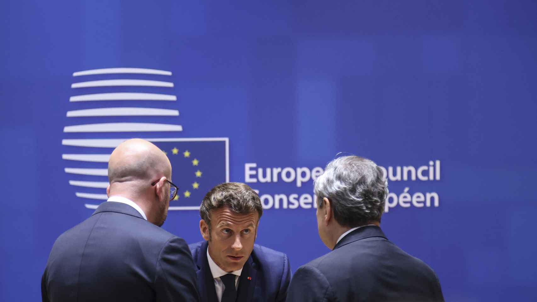 Emmanuel Macron conversa con Charles Michel y Mario Draghi durante el Consejo Europeo