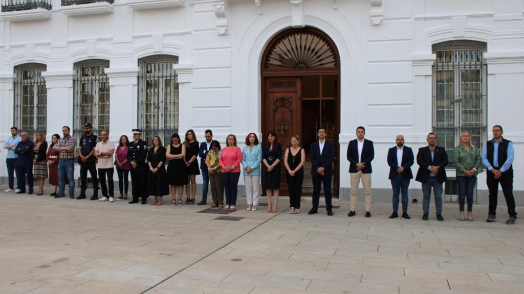 Las autoridades, a las puertas del Ayuntamiento de Tomelloso (Ciudad Real).