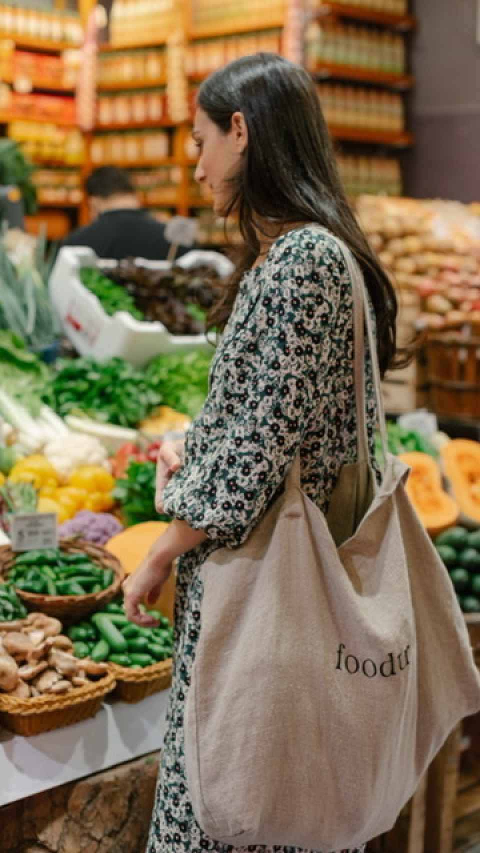 Paola Freire en el mercado comprando.