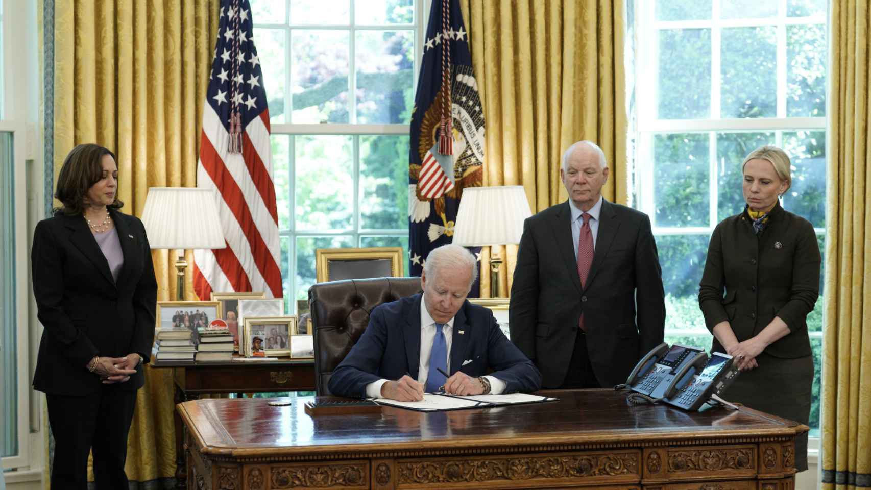 El presidente de los Estados Unidos, Joe Biden, firma la Ley de Préstamo y Arriendo para prestar armas Ucrania en la Oficina Oval de la Casa Blanca en Washington, el 9 de mayo.