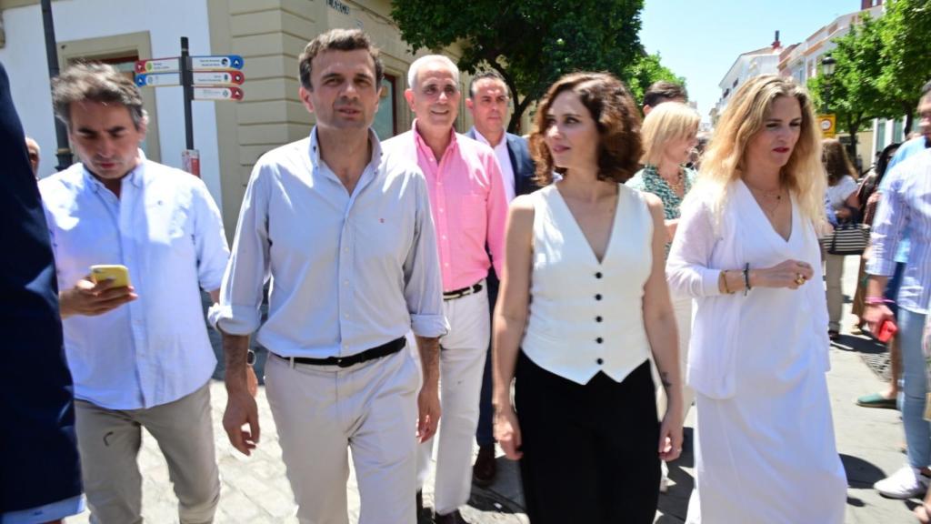 Ayuso, junto con Ana Mestre y Bruno García León, en su paseo por el centro de Jerez.