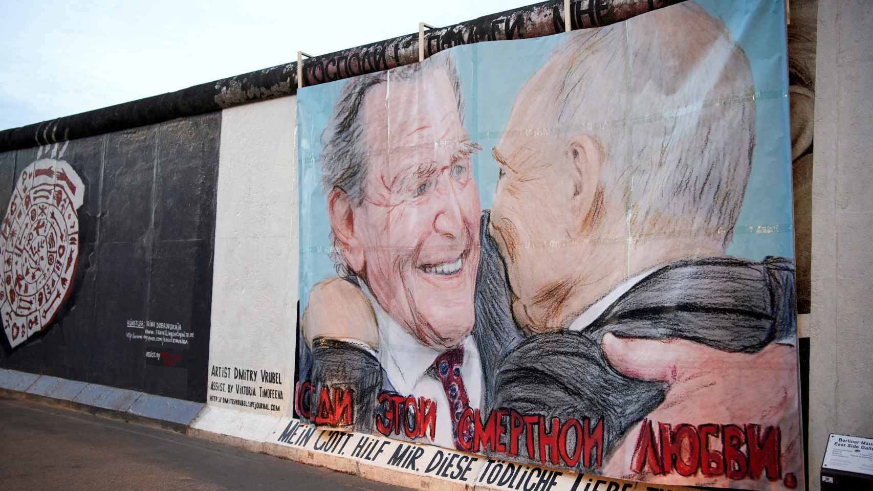 Gerhard Schroeder y Vladímir Putin aparecen en este grafiti intercambiando un beso en la East Side Gallery de Berlín.