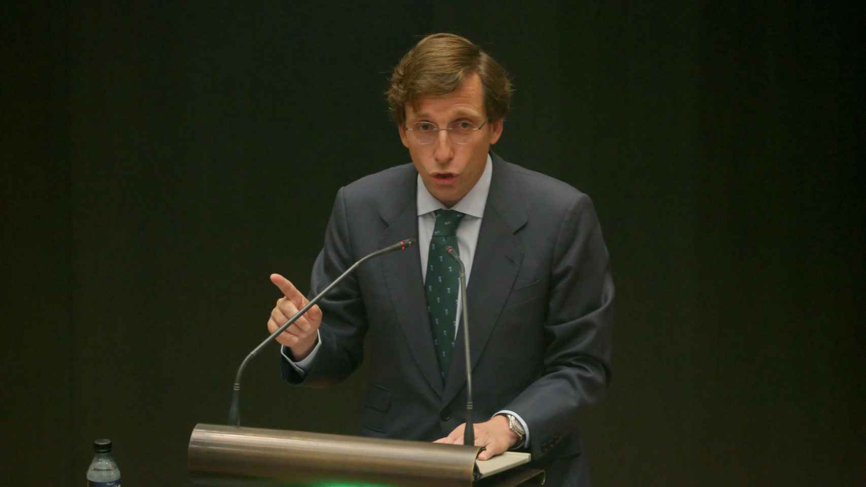 El alcalde de Madrid, José Luis Martínez-Almeida, interviene en la sesión plenaria de este martes.