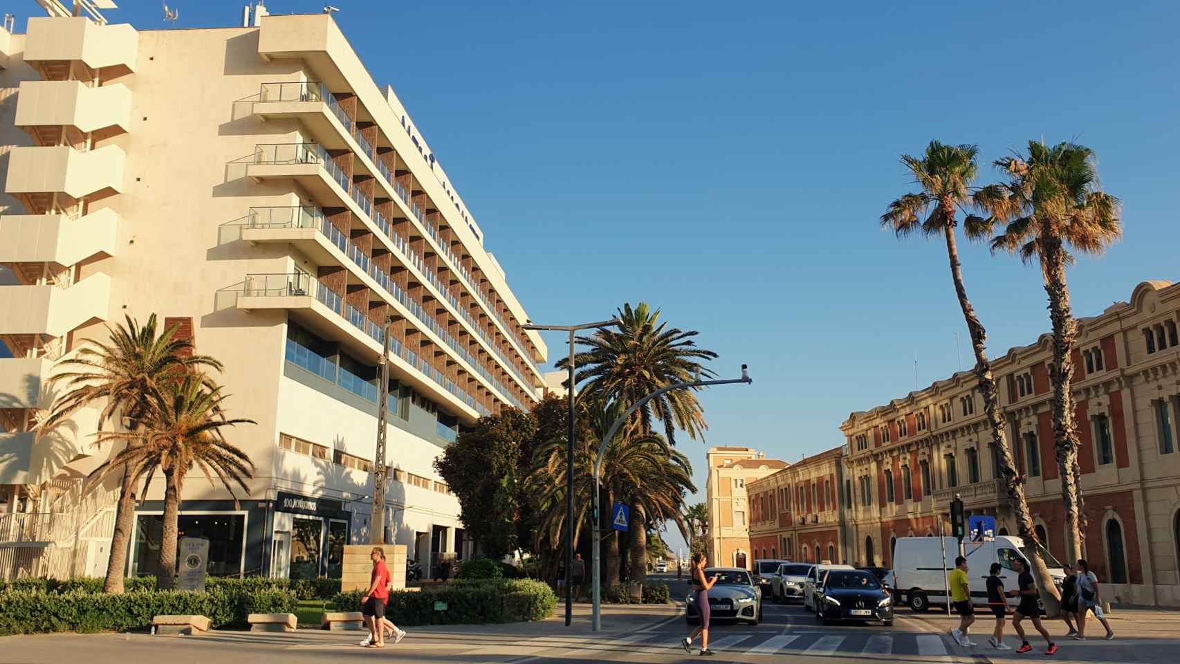 El perito explica que la altura original permitida del hotel debía ser la del edificio de aduanas, a la derecha de la imagen.