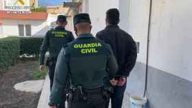 La Guardia Civil detiene a un individuo en Alicante por corrupción de menores.