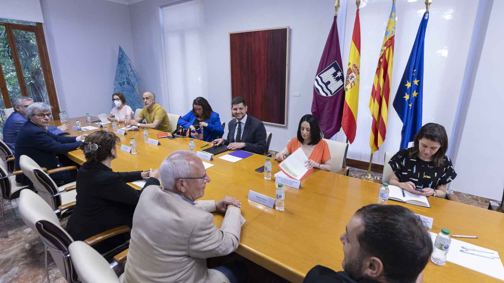Un instante de la reunión de este martes entre la consellera Torró y los representantes municipales y de la sociedad civil.