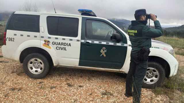 Un Guardia Civil vigila el Camino de Santiago
