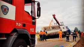 Vuelco de camión de transporte de mercancías peligrosas (gasoil) en LE 114, km 1