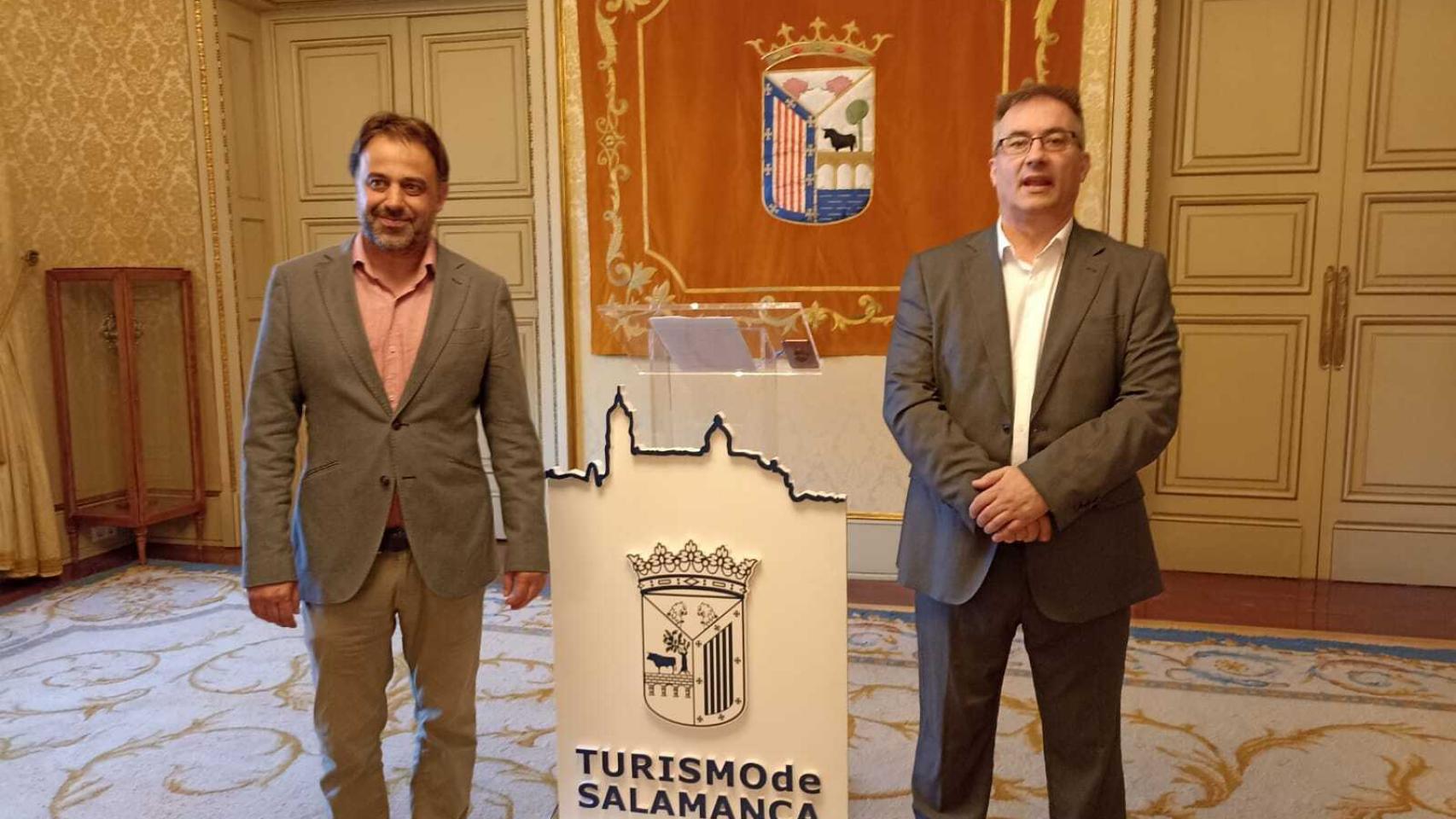 El concejal de Turismo, Fernando Castaño, y el presidente de la Asociación de Escuelas del Español en CyL, Miguel Ángel Benito