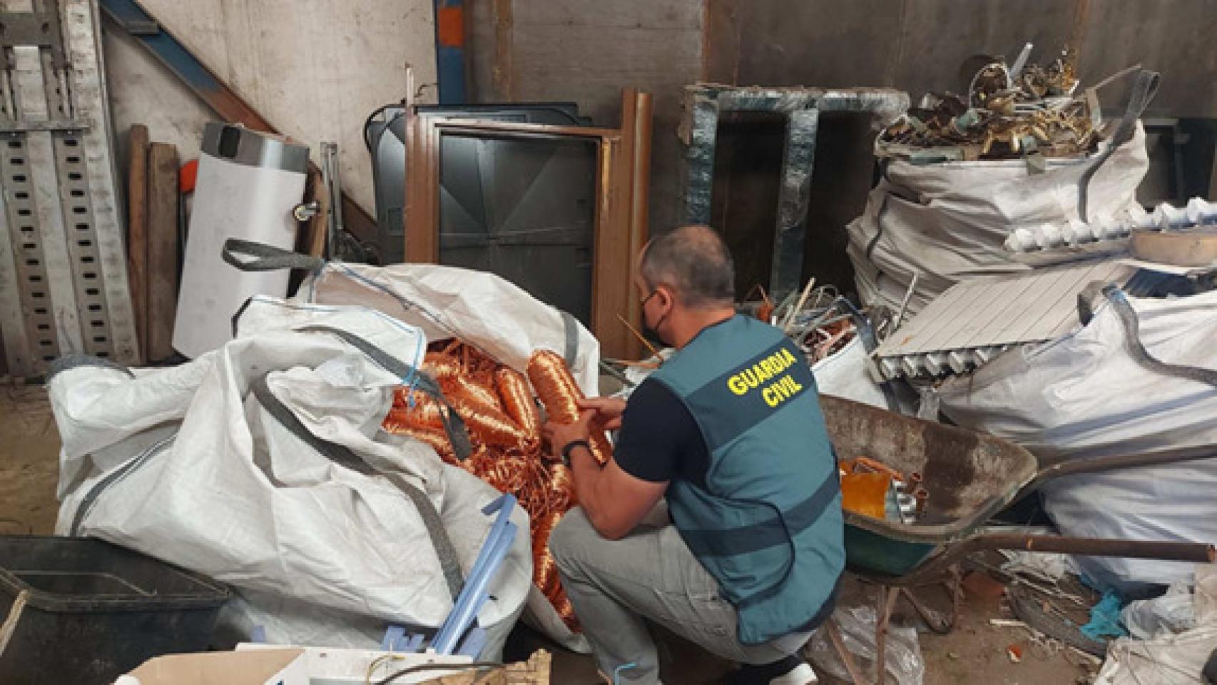 Un Guardia Civil durante una inspección en un centro de reciclaje