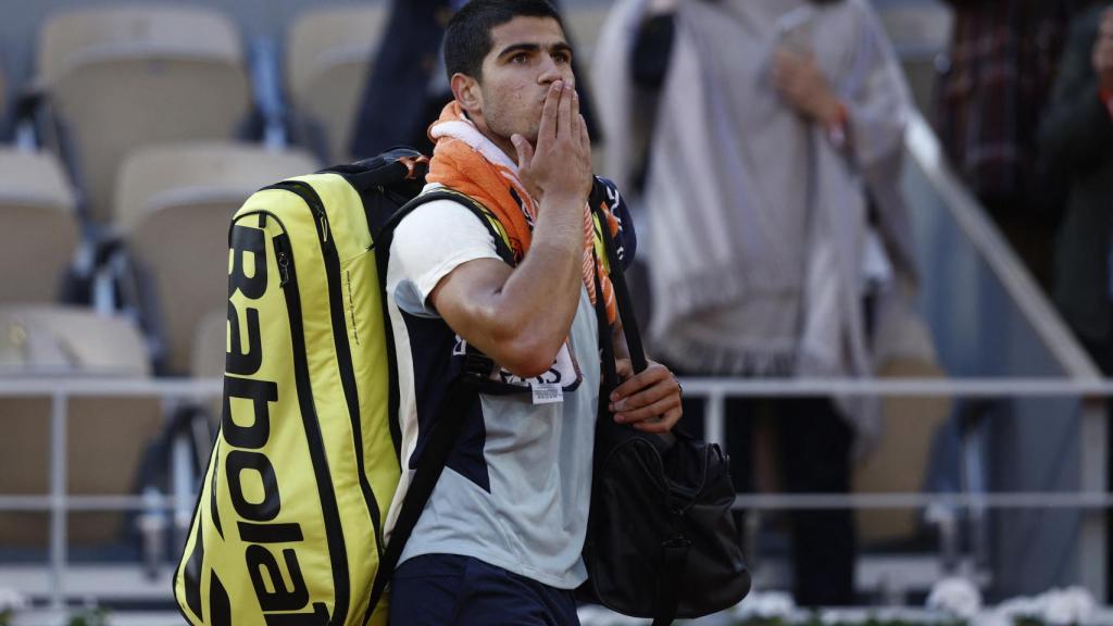 Carlos Alcaraz lanza un beso a la grada.