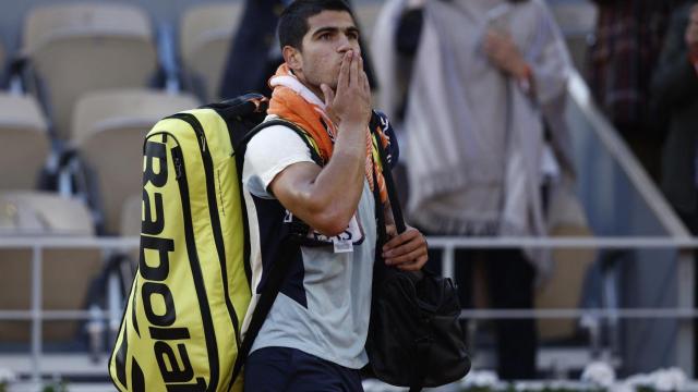 Carlos Alcaraz lanza un beso a la grada.