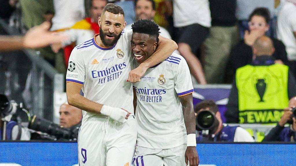 Karim Benzema celebra con Vinicius su gol en la final de la Champions