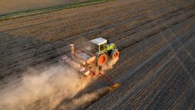 Imagen de archivo de un tractor trabajando el campo.