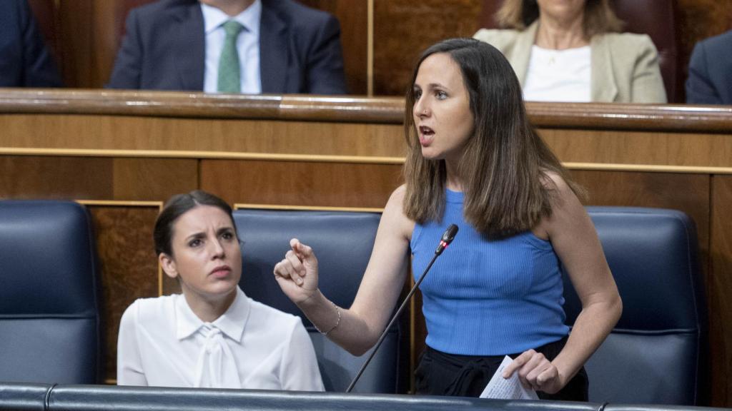 La ministra de Derechos Sociales y Agenda 2030, Ione Belarra, interviene en una sesión plenaria en el Congreso.