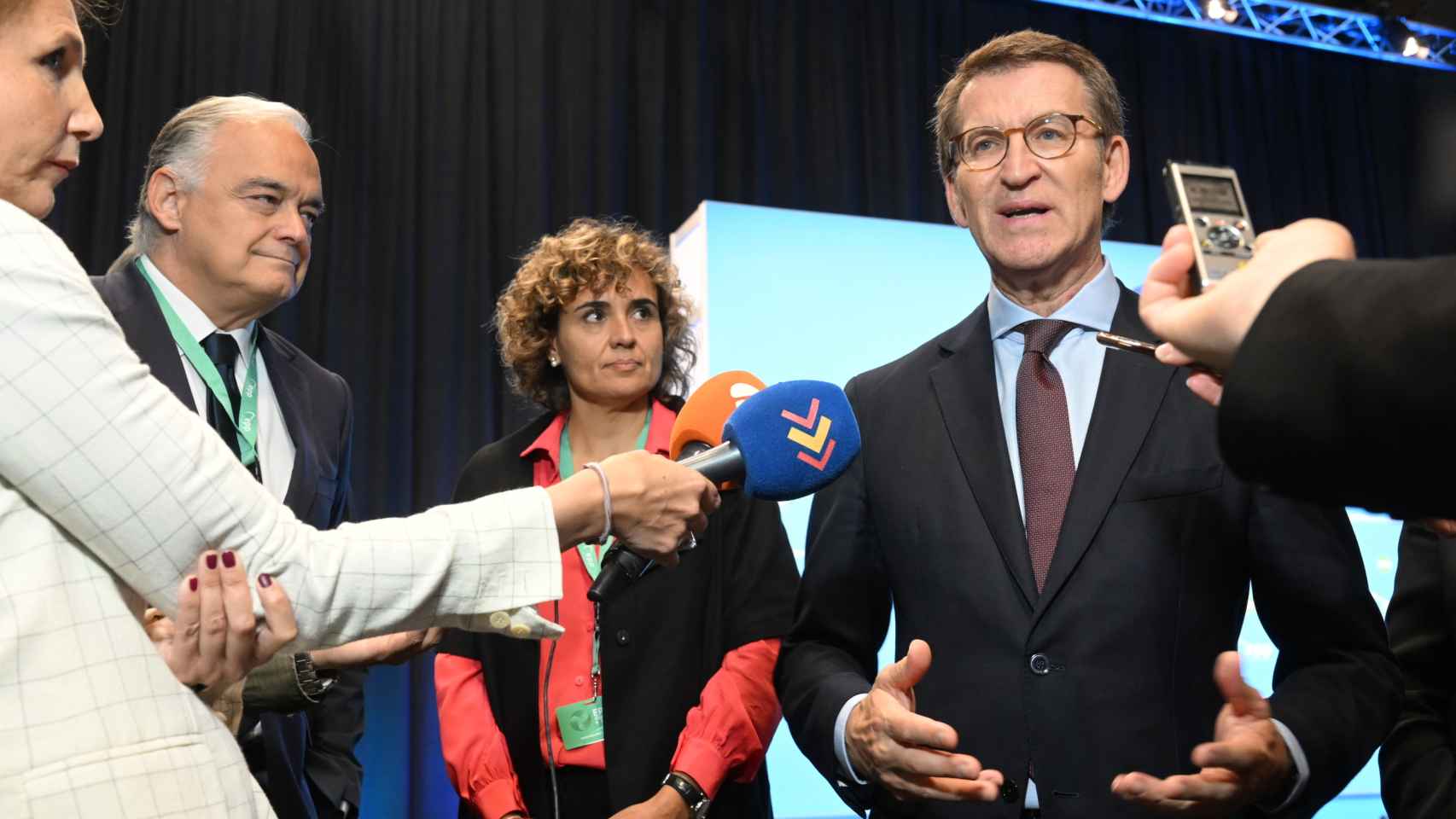 Alberto Núñez Feijóo atiende a la prensa, junto a Dolors Montserrat y Esteban González Pons, el pasado 22 de mayo en el congreso del EPP de Rotterdam.