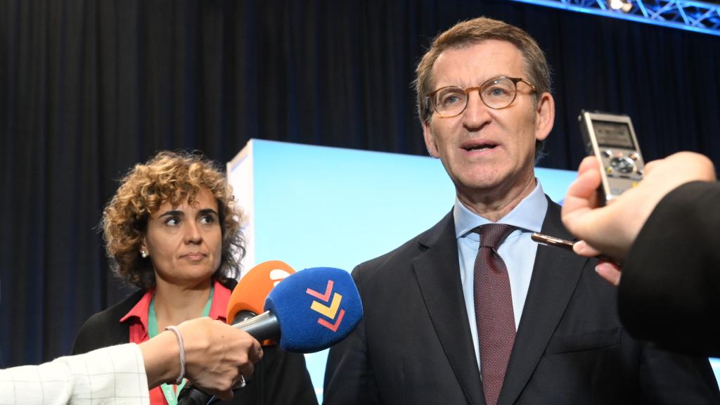 Alberto Núñez Feijóo atiende a la prensa, junto a Dolors Montserrat y Esteban González Pons, el pasado 22 de mayo en el congreso del EPP de Rotterdam.