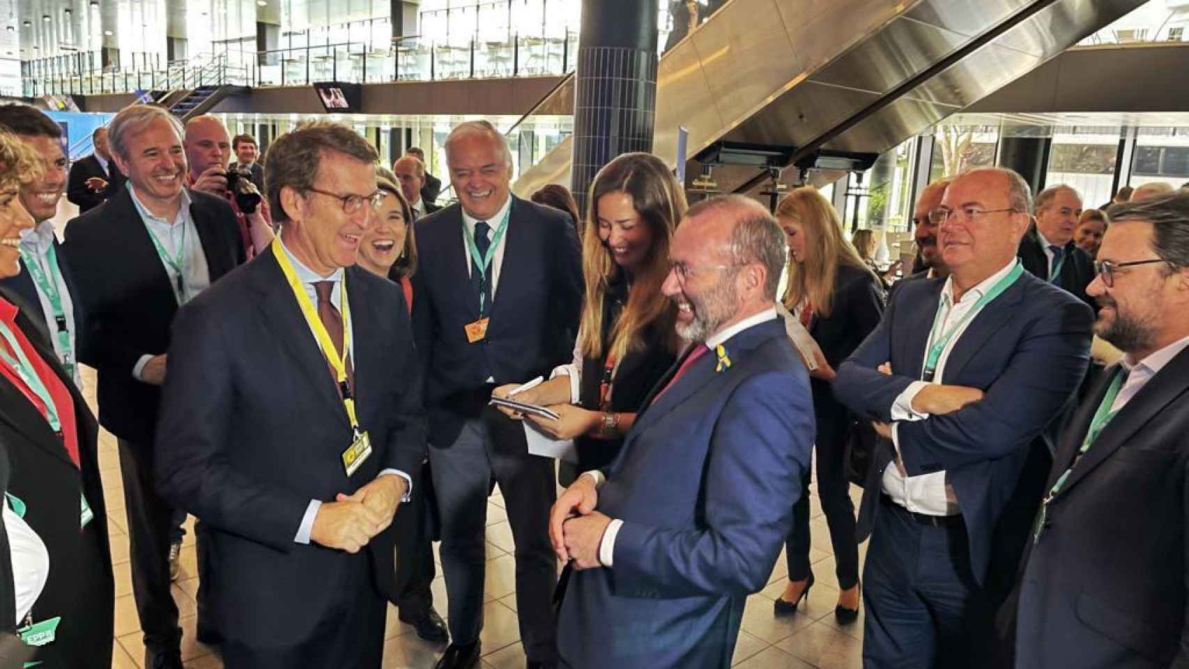 Manfred Weber, nuevo presidente del PP Europeo, saluda efusivo a Alberto Núñez Feijóo en el congreso de Rotterdam.