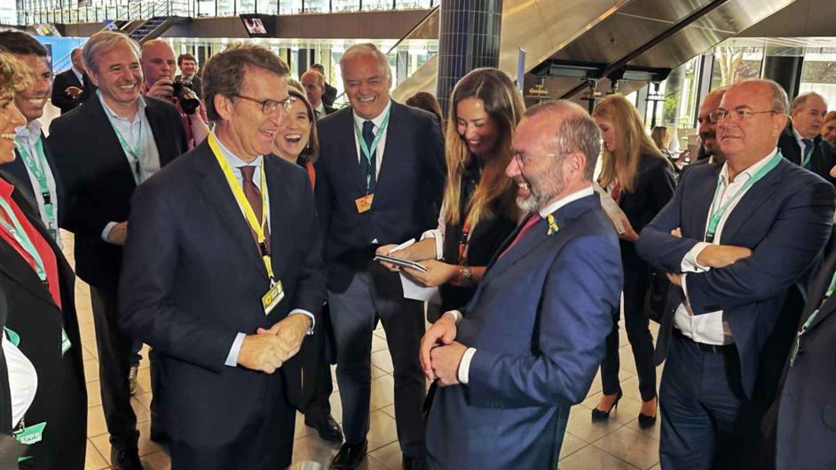 Manfred Weber, nuevo presidente del PP Europeo, saluda efusivo a Alberto Núñez Feijóo en el congreso de Rotterdam.
