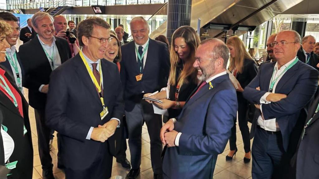 Manfred Weber, recién elegido presidente del PP Europeo, saluda efusivo a Alberto Núñez Feijóo en el congreso de Rotterdam.