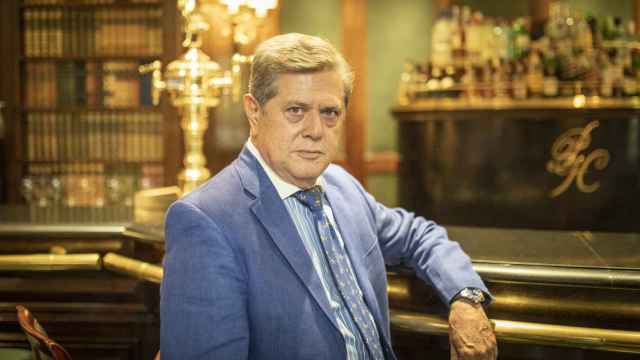 Federico Trillo posa en el bar del Hotel Palace antes de la entrevista. FOTO Y VÍDEO: SILVIA P. CABEZA Y JORGE BARRENO