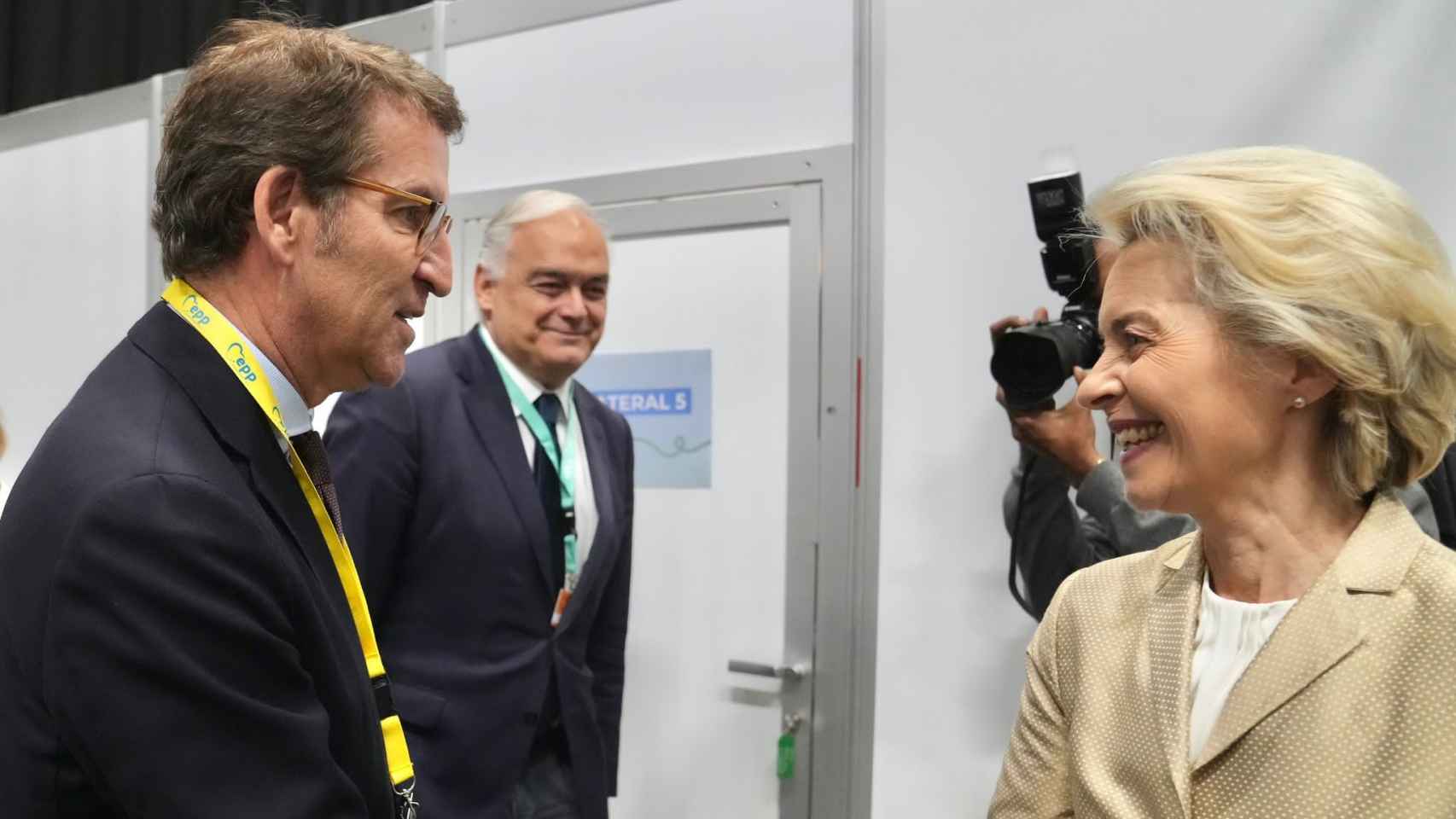 Alberto Núñez Feijóo saluda a Ursula von der Leyen, en presencia de Esteban González Pons, durante el congreso del EPP en Rotterdam (Países Bajos).