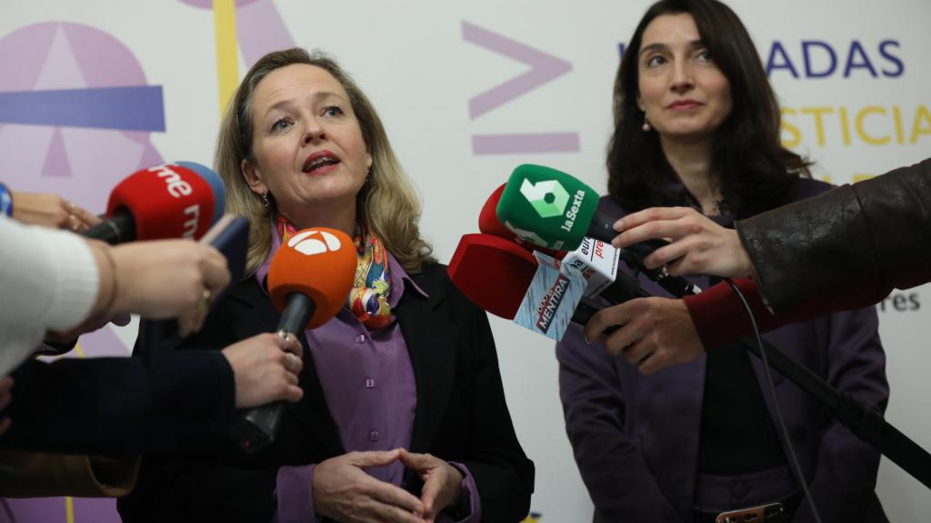 Nadia Calviño, vicepresidenta primera del Gobierno y responsable de Asuntos Económicos, y Pilar Llop,  ministra de Justicia,  en la inauguración de las IV Jornadas de Justicia e Igualdad.