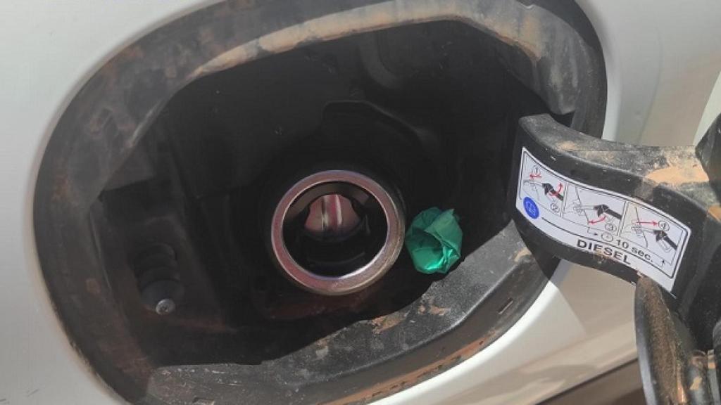 Imagen de la droga ene l tapón del tanque de gasolina.