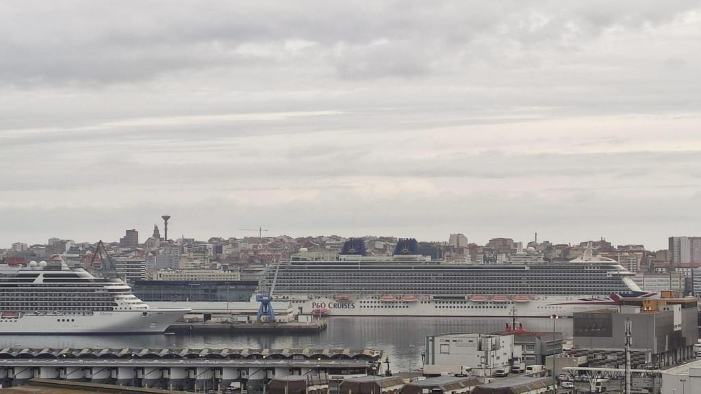 Doble escala de cruceros en A Coruña.