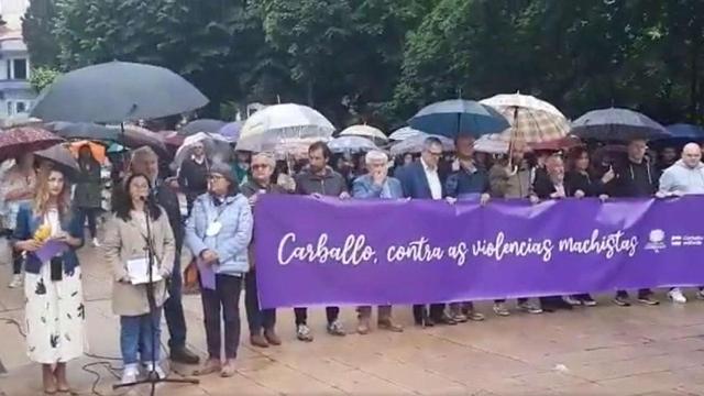 Concentración en Carballo contra la agresión machista a una vecina