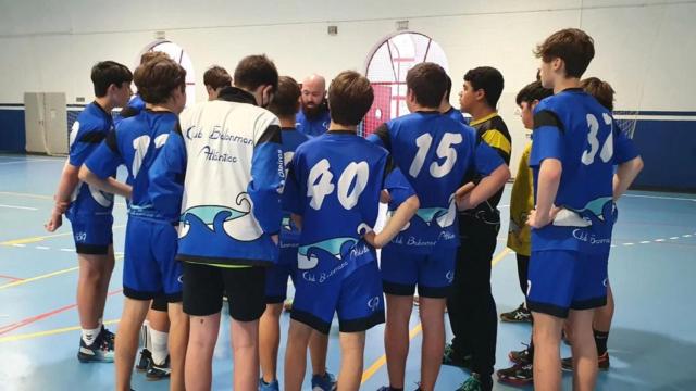 El cadete masculino del club durante un partido.