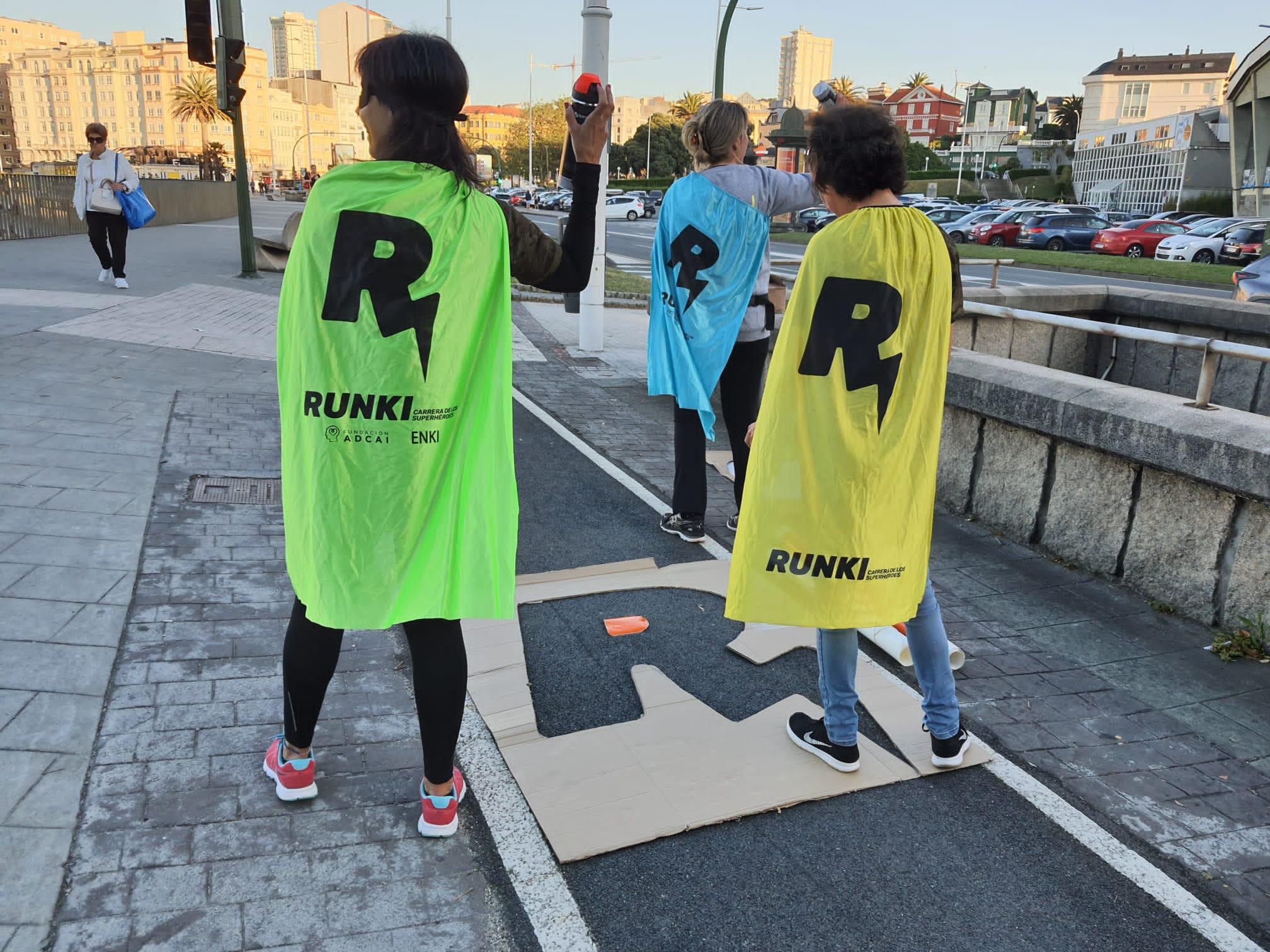 Los superhéroes pintan el sello de la Runkillamada en el carril de running del Paseo Marítimo (RUNKI).