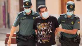 Antonio 'El Manchego', este lunes, custodiado por dos guardias civiles, a su llegada a los juzgados de Xàtiva.